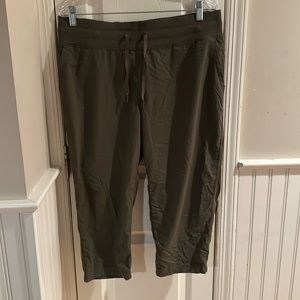 NWOT Lululemon Mid Rise Dance Studio Capris